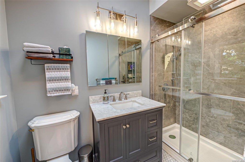 14 of 34 - 7 Somner Drive, Dix Hills, NY