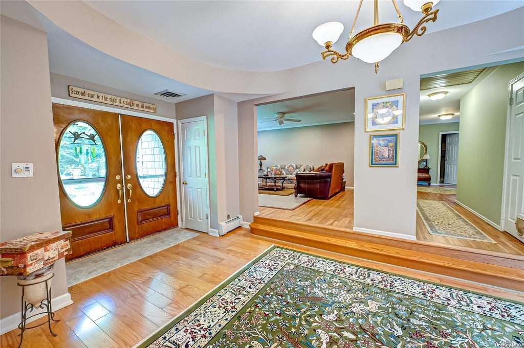 2 of 34 - 7 Somner Drive, Dix Hills, NY