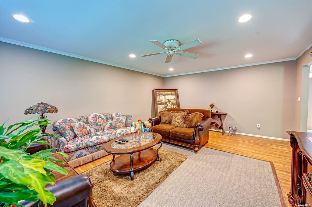 5 of 34 - 7 Somner Drive, Dix Hills, NY