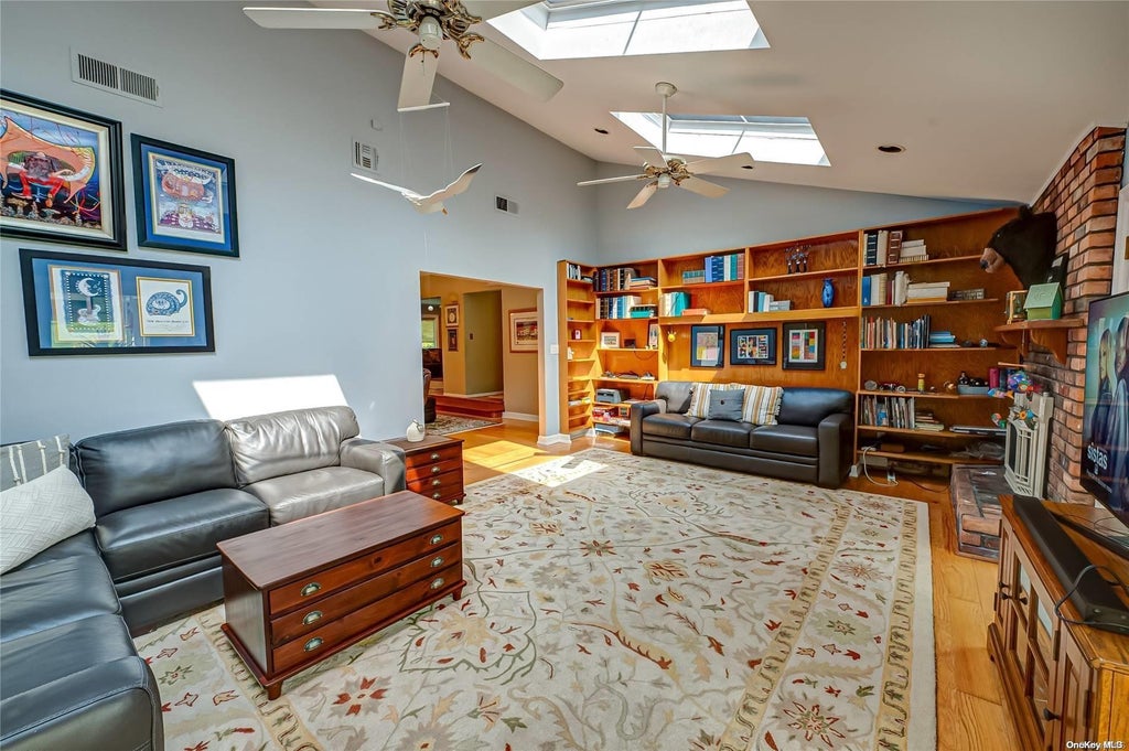 8 of 34 - 7 Somner Drive, Dix Hills, NY