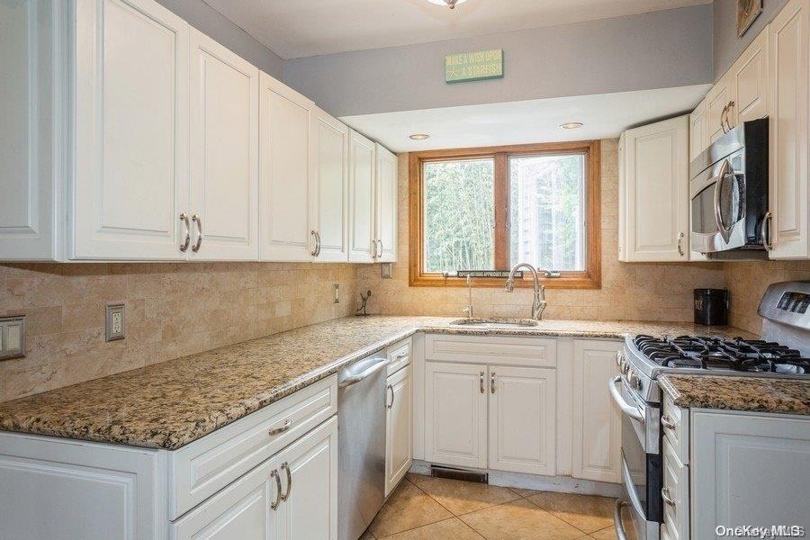 9 of 26 - 6 Riverdale Avenue, Oakdale, NY
