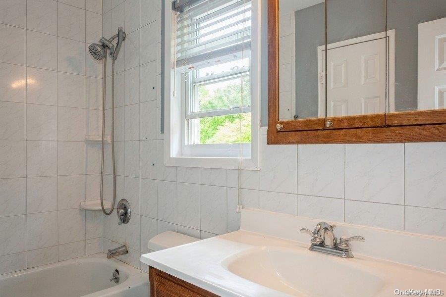 19 of 26 - 6 Riverdale Avenue, Oakdale, NY