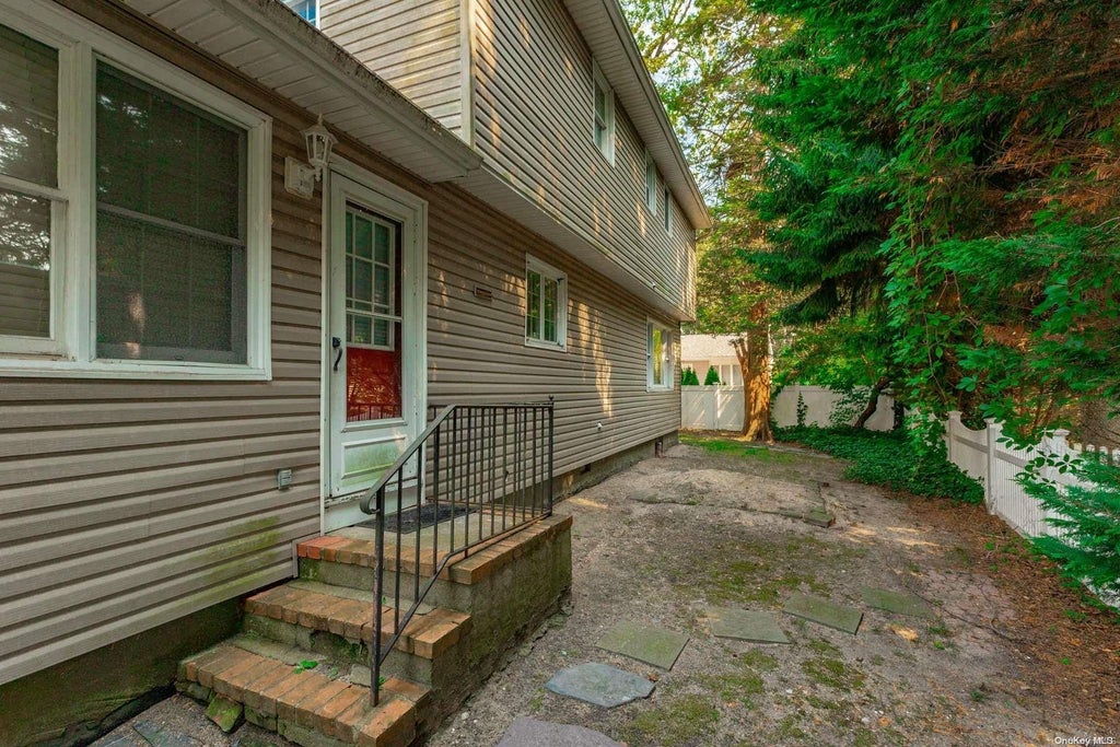 17 of 19 - 14 Elsmere Avenue, Oakdale, NY