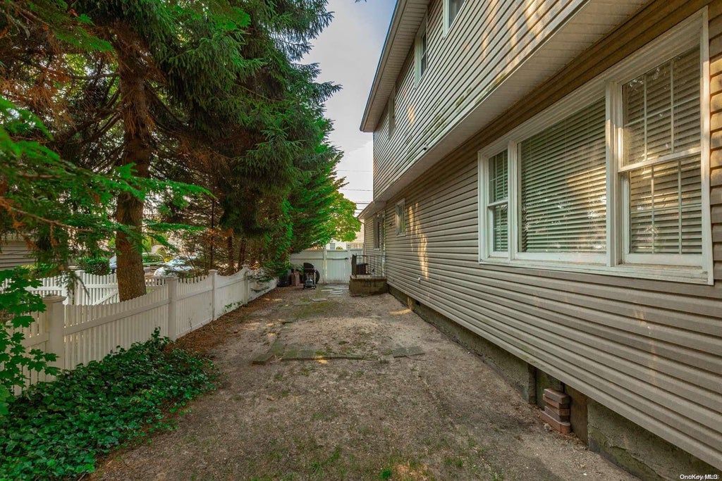 18 of 19 - 14 Elsmere Avenue, Oakdale, NY