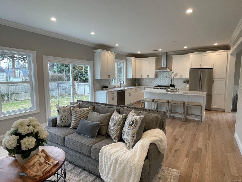 11 of 26 - 15 Dawes Avenue, Syosset, NY