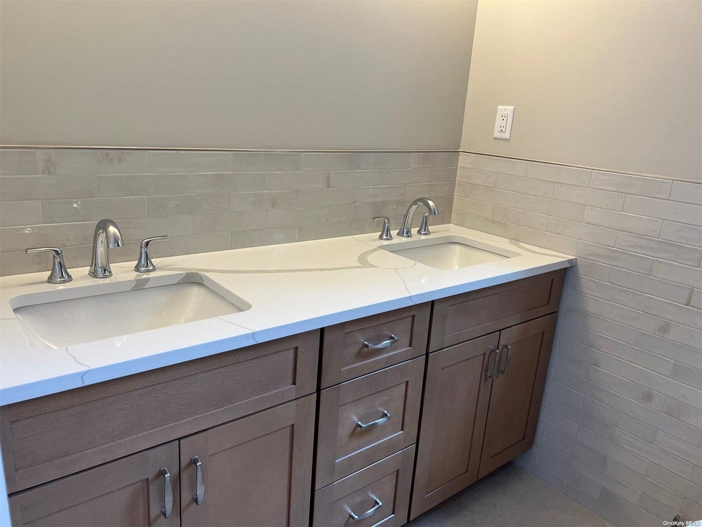 19 of 26 - 15 Dawes Avenue, Syosset, NY