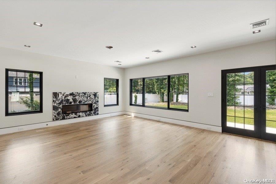 9 of 29 - 286 Salem Court, Syosset, NY
