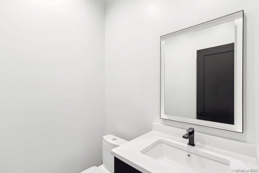 15 of 29 - 286 Salem Court, Syosset, NY