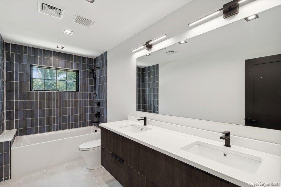 17 of 29 - 286 Salem Court, Syosset, NY