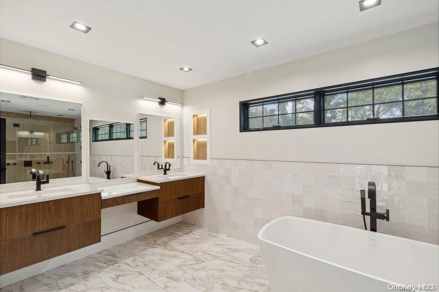 21 of 29 - 286 Salem Court, Syosset, NY
