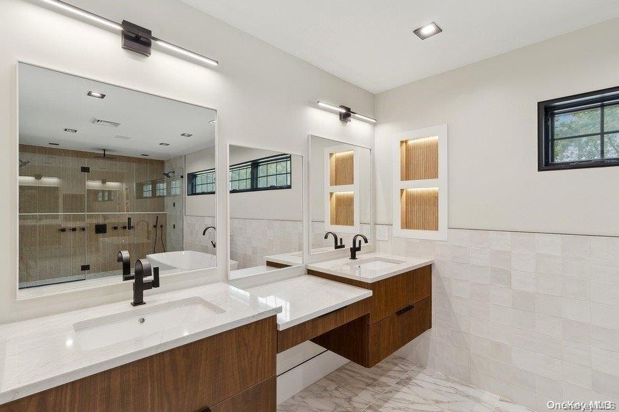 23 of 29 - 286 Salem Court, Syosset, NY