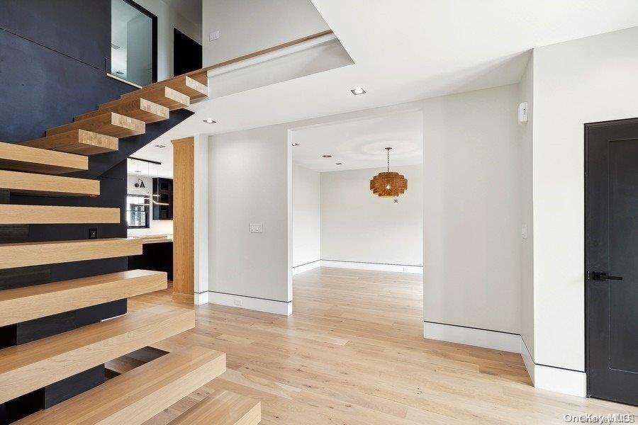 5 of 29 - 286 Salem Court, Syosset, NY