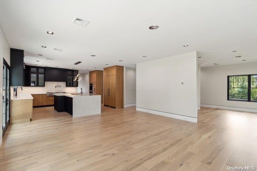 7 of 29 - 286 Salem Court, Syosset, NY