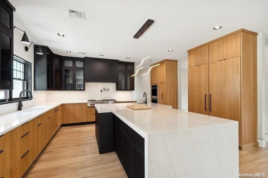 8 of 29 - 286 Salem Court, Syosset, NY