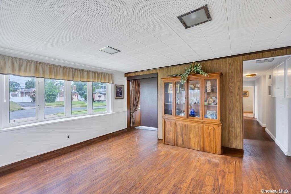 9 of 21 - 2497 Balsam Avenue, East Meadow, NY