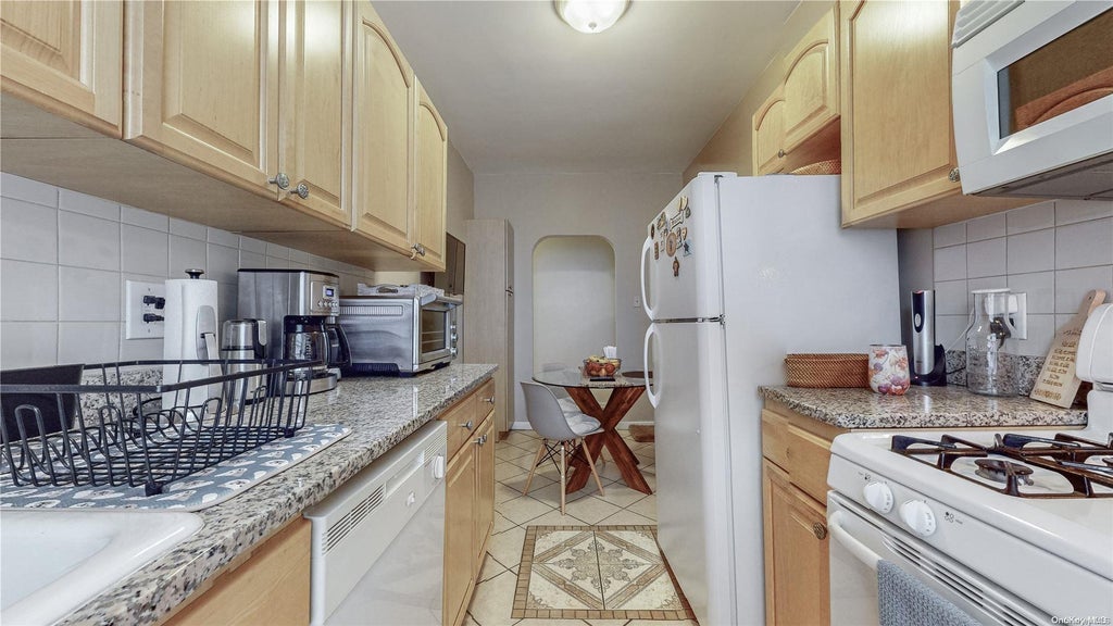 7 of 27 - 83-84 116 St. # 4c, Kew Gardens, NY