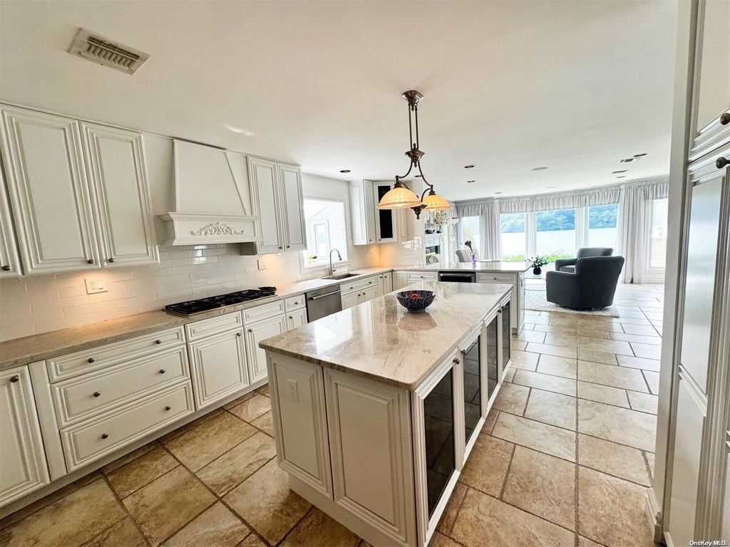 9 of 37 - 170 Connetquot Drive, Oakdale, NY