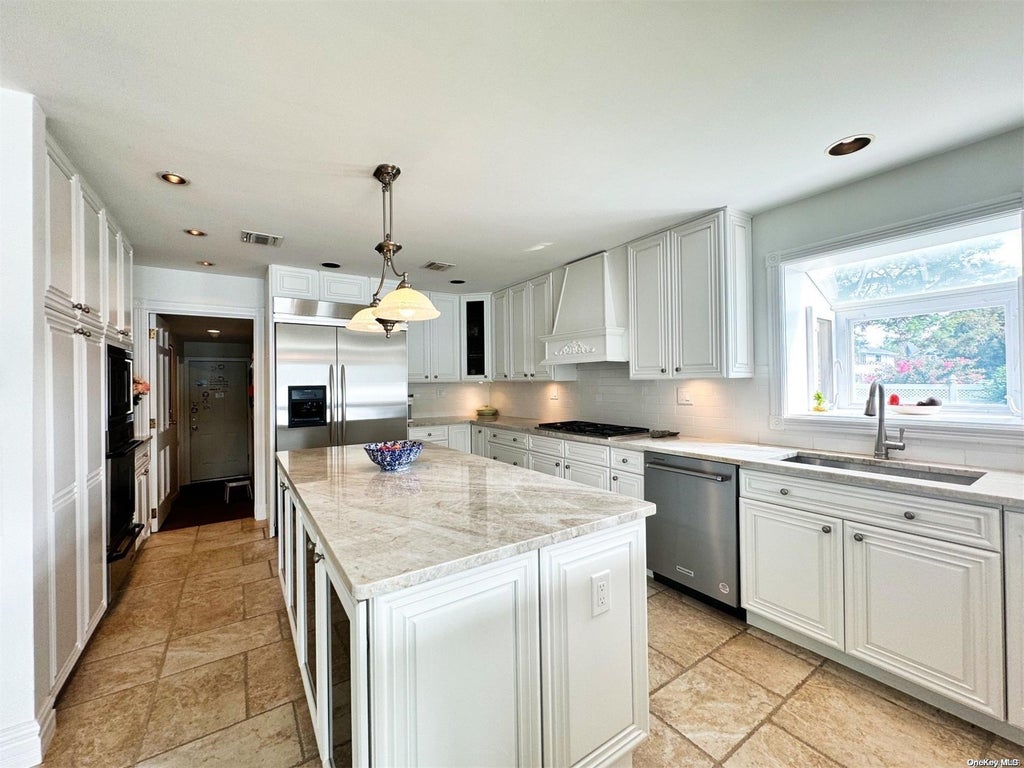 11 of 37 - 170 Connetquot Drive, Oakdale, NY