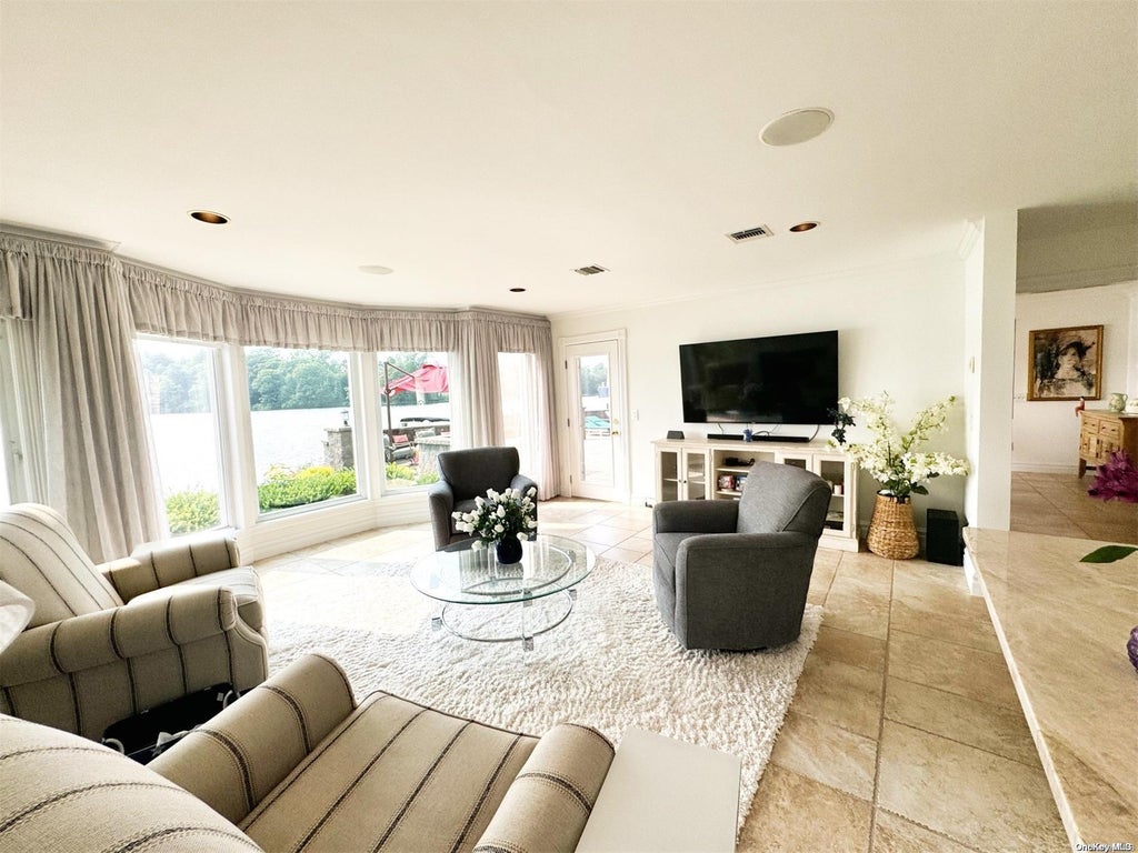 14 of 37 - 170 Connetquot Drive, Oakdale, NY