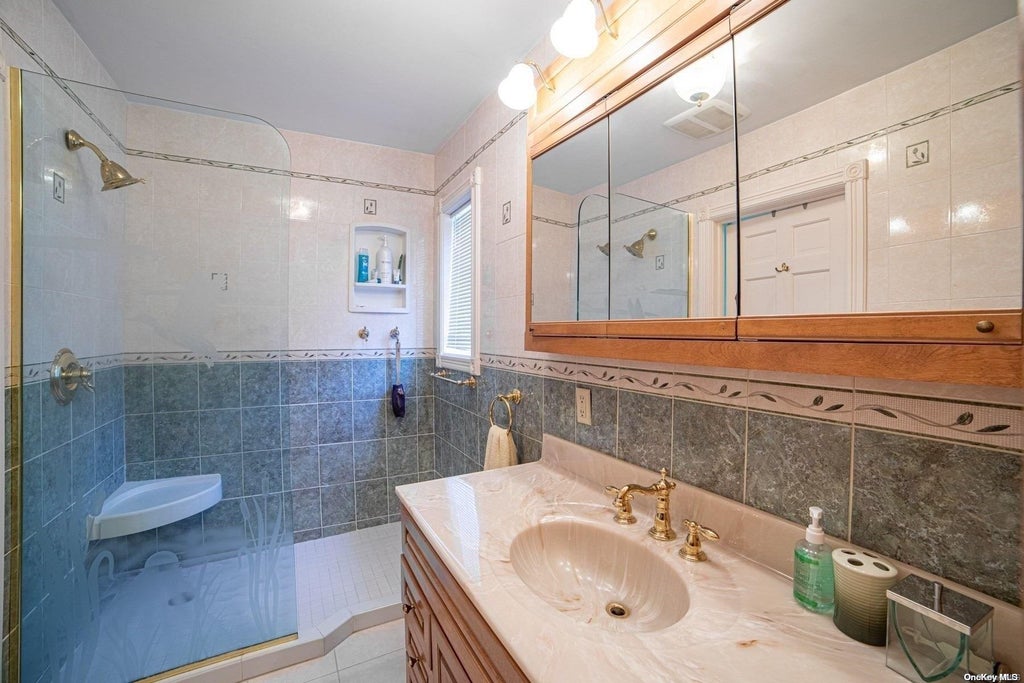 23 of 37 - 170 Connetquot Drive, Oakdale, NY