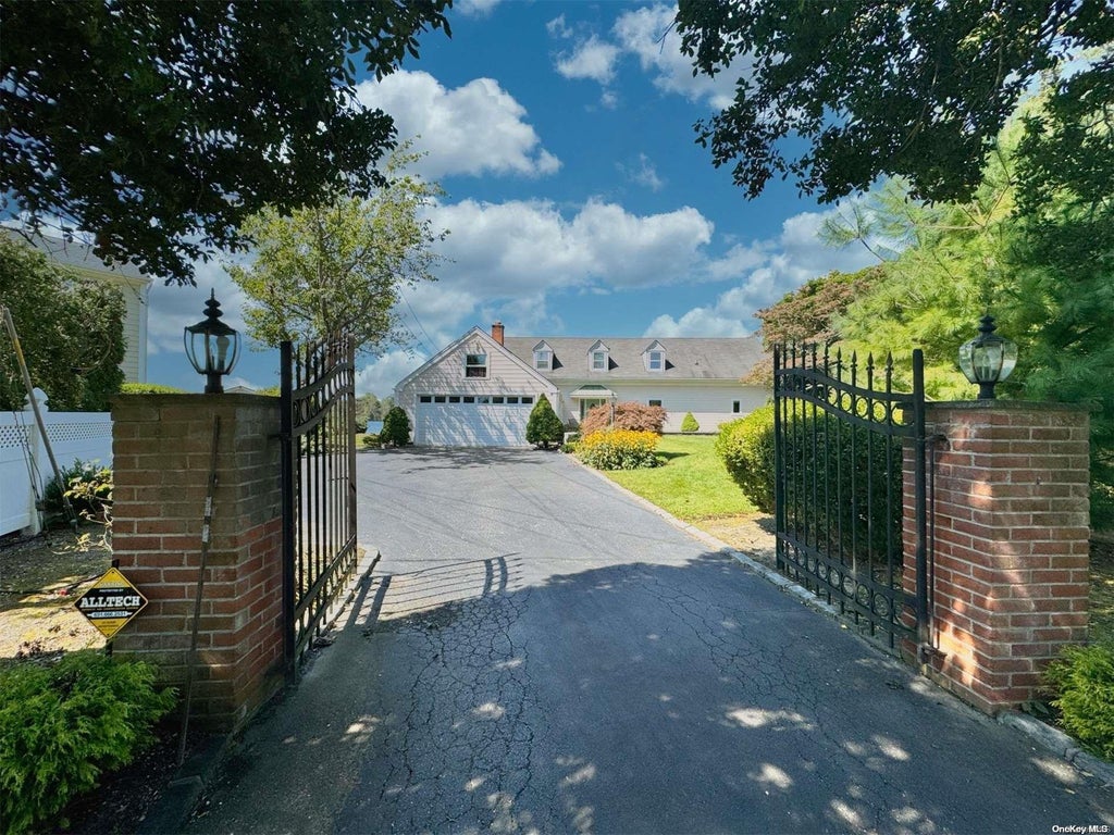 4 of 37 - 170 Connetquot Drive, Oakdale, NY