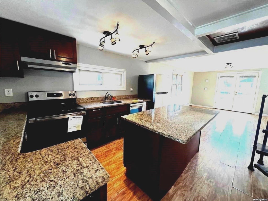 6 of 25 - 640 Warren St., Baldwin, NY