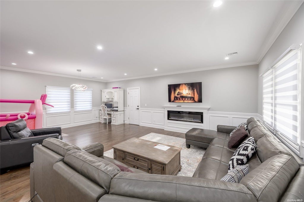 15 of 37 - 71 Ledgewood Drive, Smithtown, NY