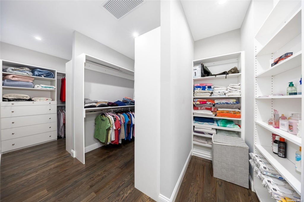 18 of 37 - 71 Ledgewood Drive, Smithtown, NY