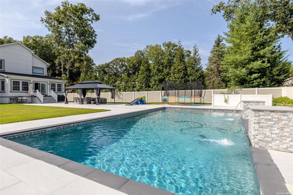 3 of 37 - 71 Ledgewood Drive, Smithtown, NY
