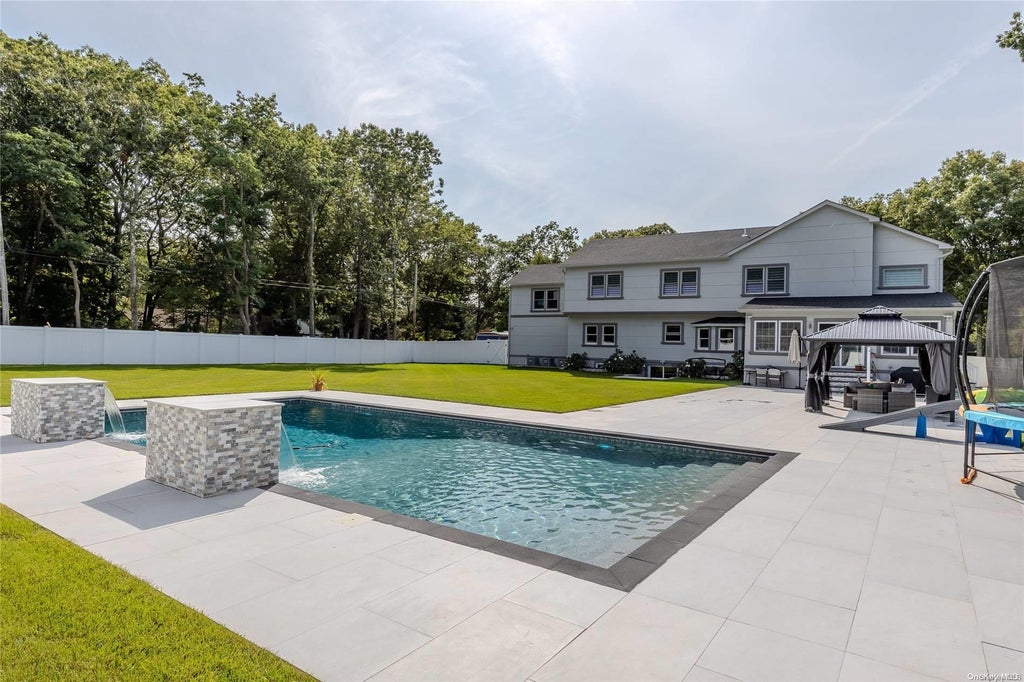 4 of 37 - 71 Ledgewood Drive, Smithtown, NY