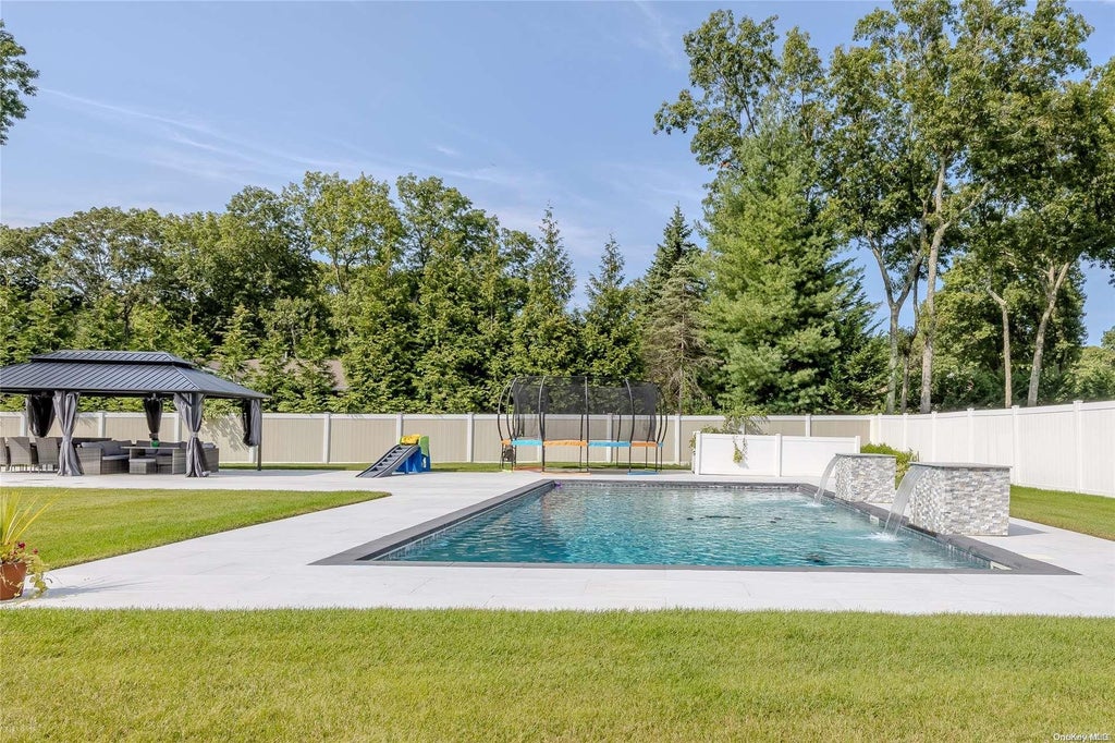 5 of 37 - 71 Ledgewood Drive, Smithtown, NY