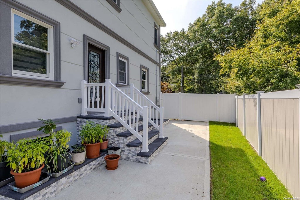 6 of 37 - 71 Ledgewood Drive, Smithtown, NY