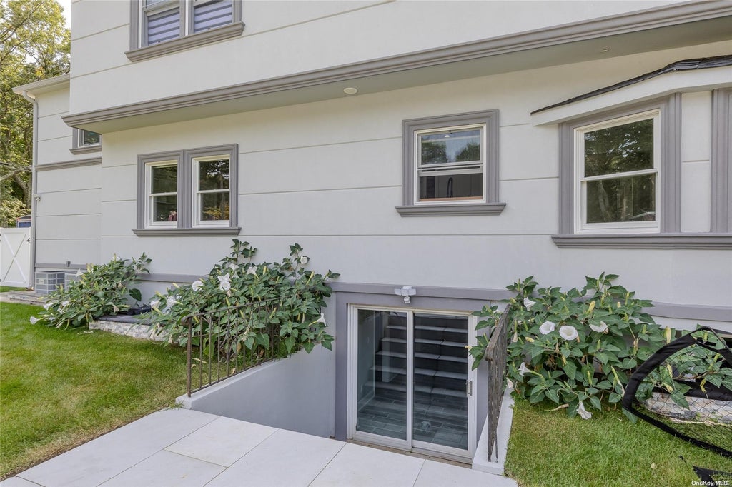 7 of 37 - 71 Ledgewood Drive, Smithtown, NY