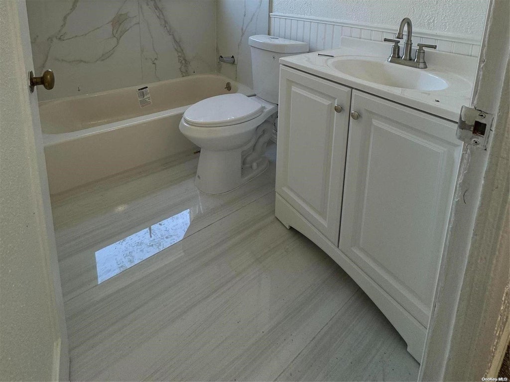 10 of 14 - 933 Surrey Drive, East Meadow, NY