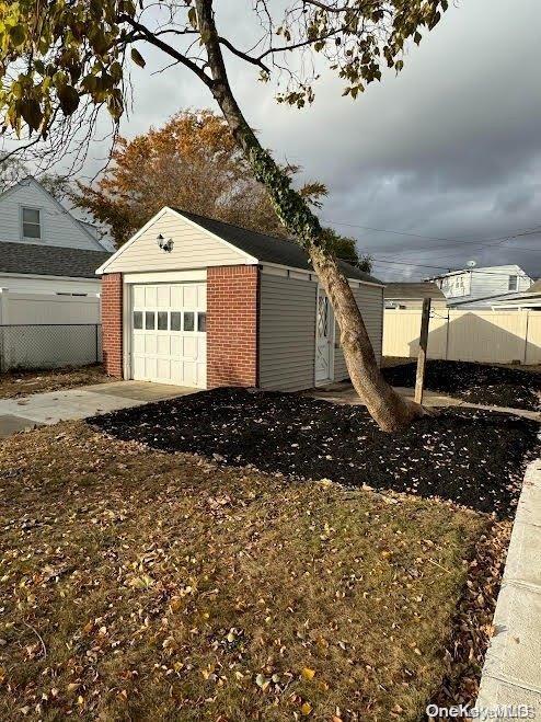 7 of 14 - 933 Surrey Drive, East Meadow, NY