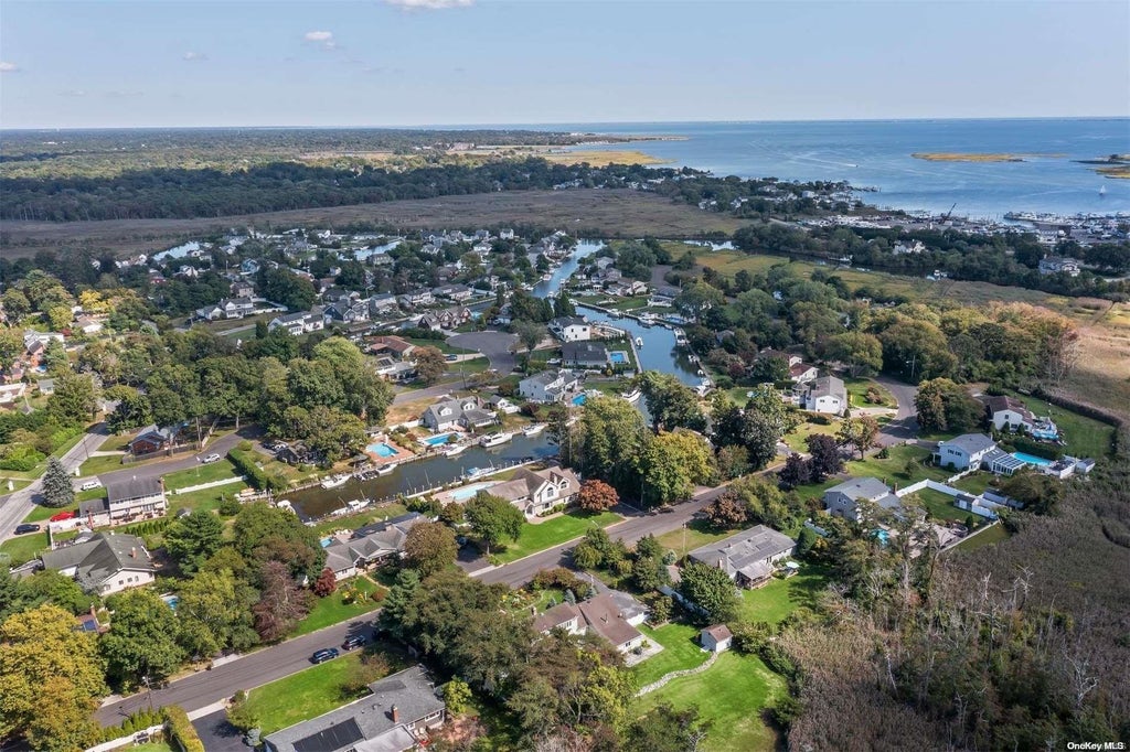 1 of 32 - 52 Riverview Court, Oakdale, NY