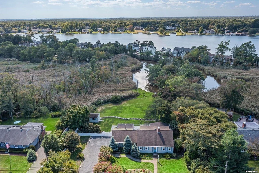28 of 32 - 52 Riverview Court, Oakdale, NY