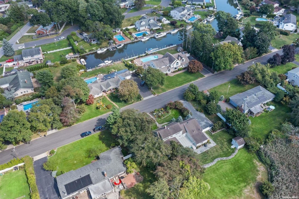 31 of 32 - 52 Riverview Court, Oakdale, NY
