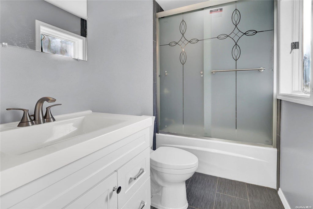15 of 32 - 51 Dillmont Drive, Smithtown, NY