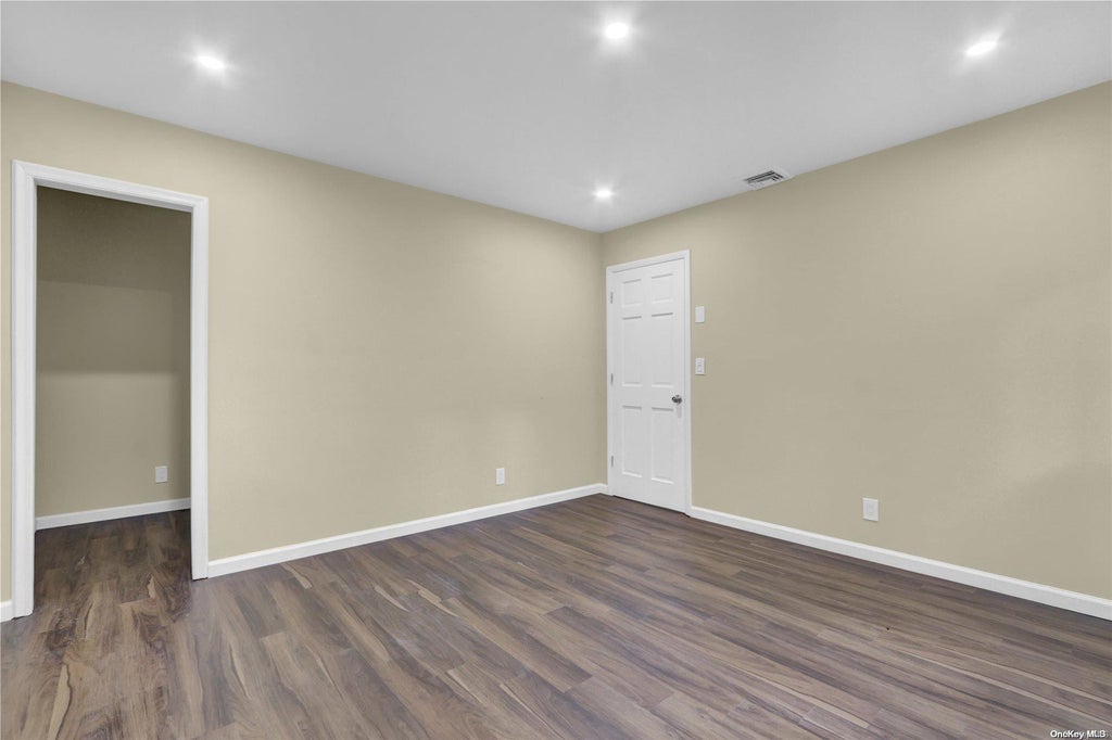 19 of 32 - 51 Dillmont Drive, Smithtown, NY
