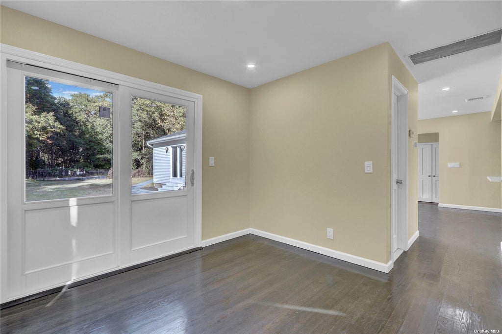 20 of 32 - 51 Dillmont Drive, Smithtown, NY