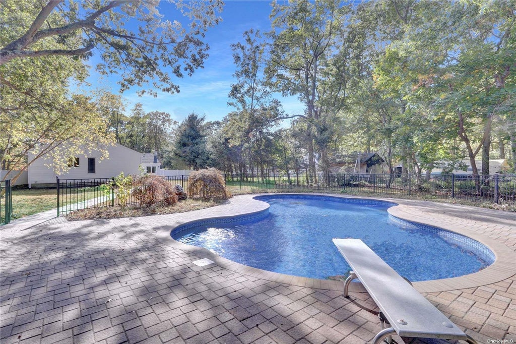 25 of 32 - 51 Dillmont Drive, Smithtown, NY
