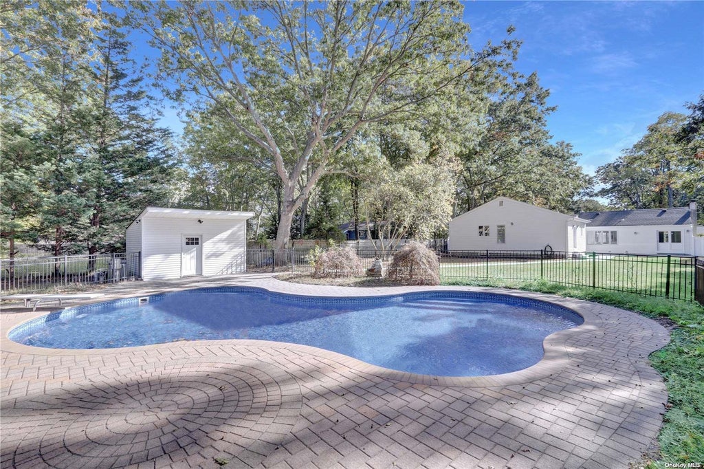 26 of 32 - 51 Dillmont Drive, Smithtown, NY