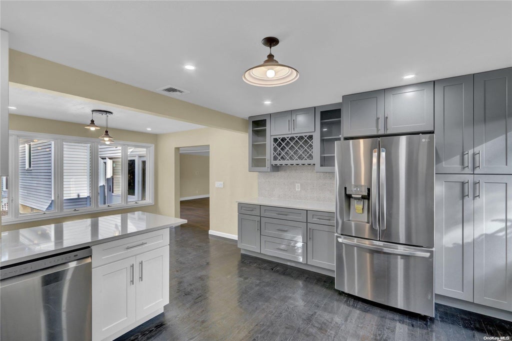 8 of 32 - 51 Dillmont Drive, Smithtown, NY