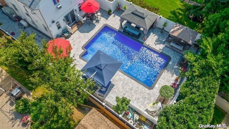 9 of 36 - 8 Glacier Drive, Smithtown, NY