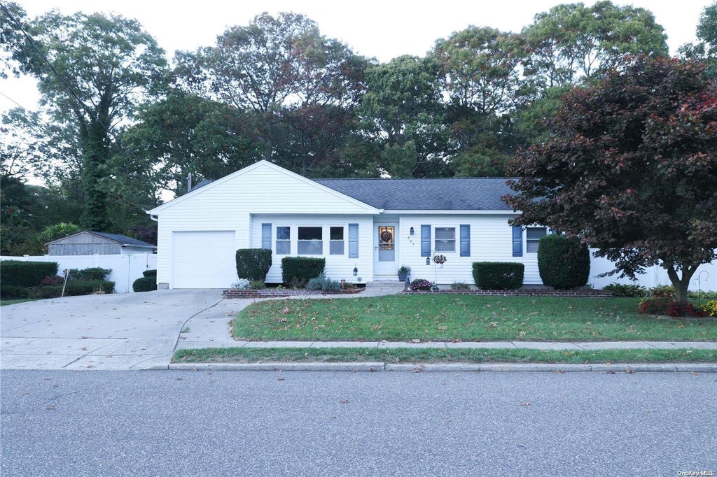 1 of 32 - 247 Trumpet Lane, Holbrook, NY