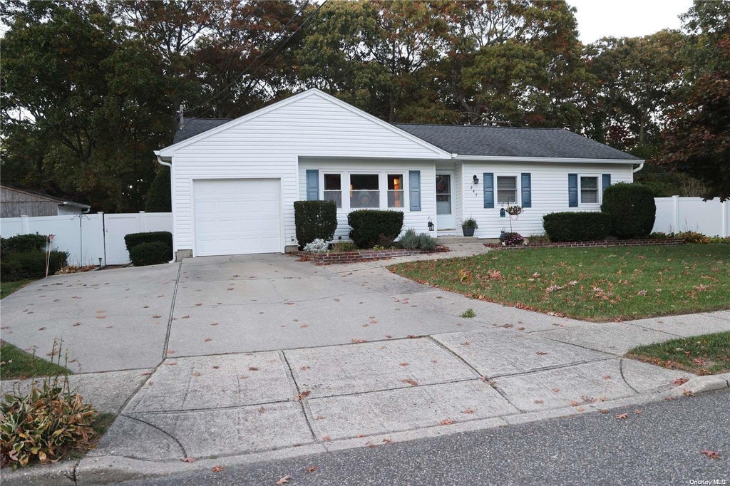 2 of 32 - 247 Trumpet Lane, Holbrook, NY