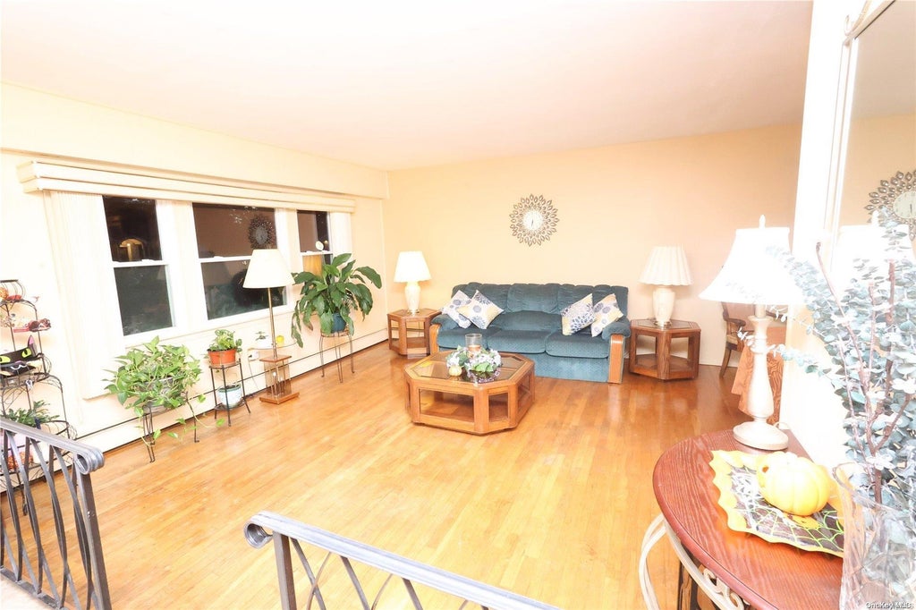 4 of 32 - 247 Trumpet Lane, Holbrook, NY