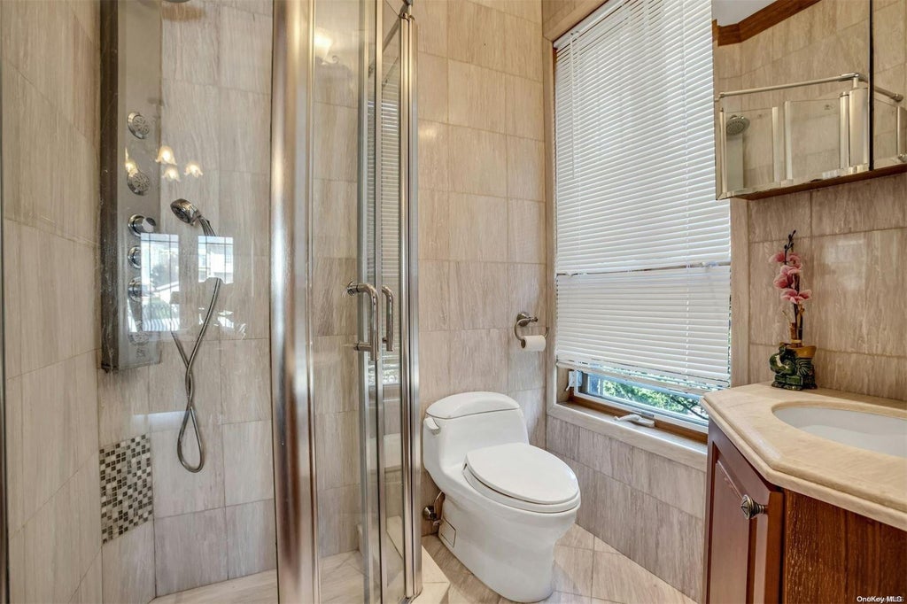 19 of 36 - 19 Center Drive, Malba, NY