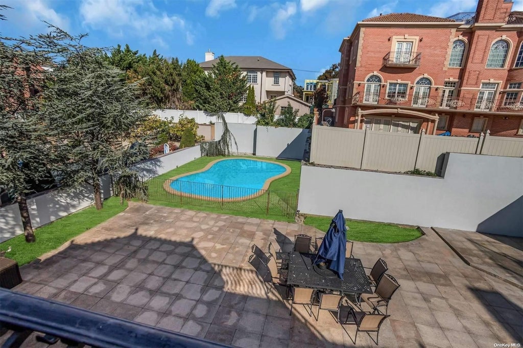 21 of 36 - 19 Center Drive, Malba, NY